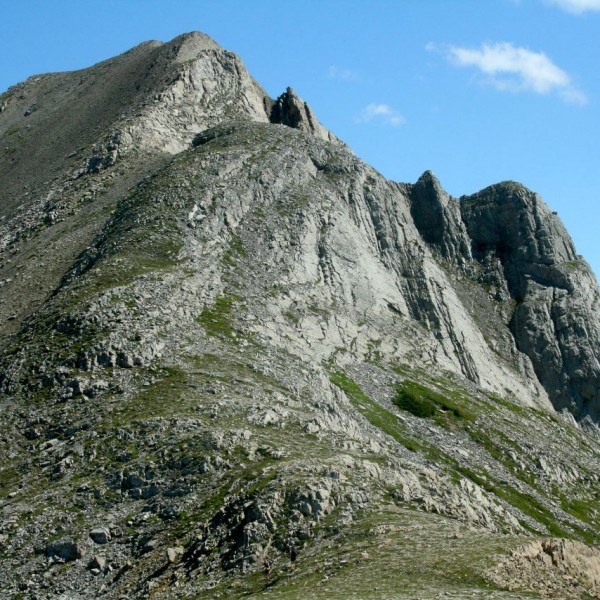 #2-a-Rocks-at-the-summit-are-tilted-at-over-60-degrees